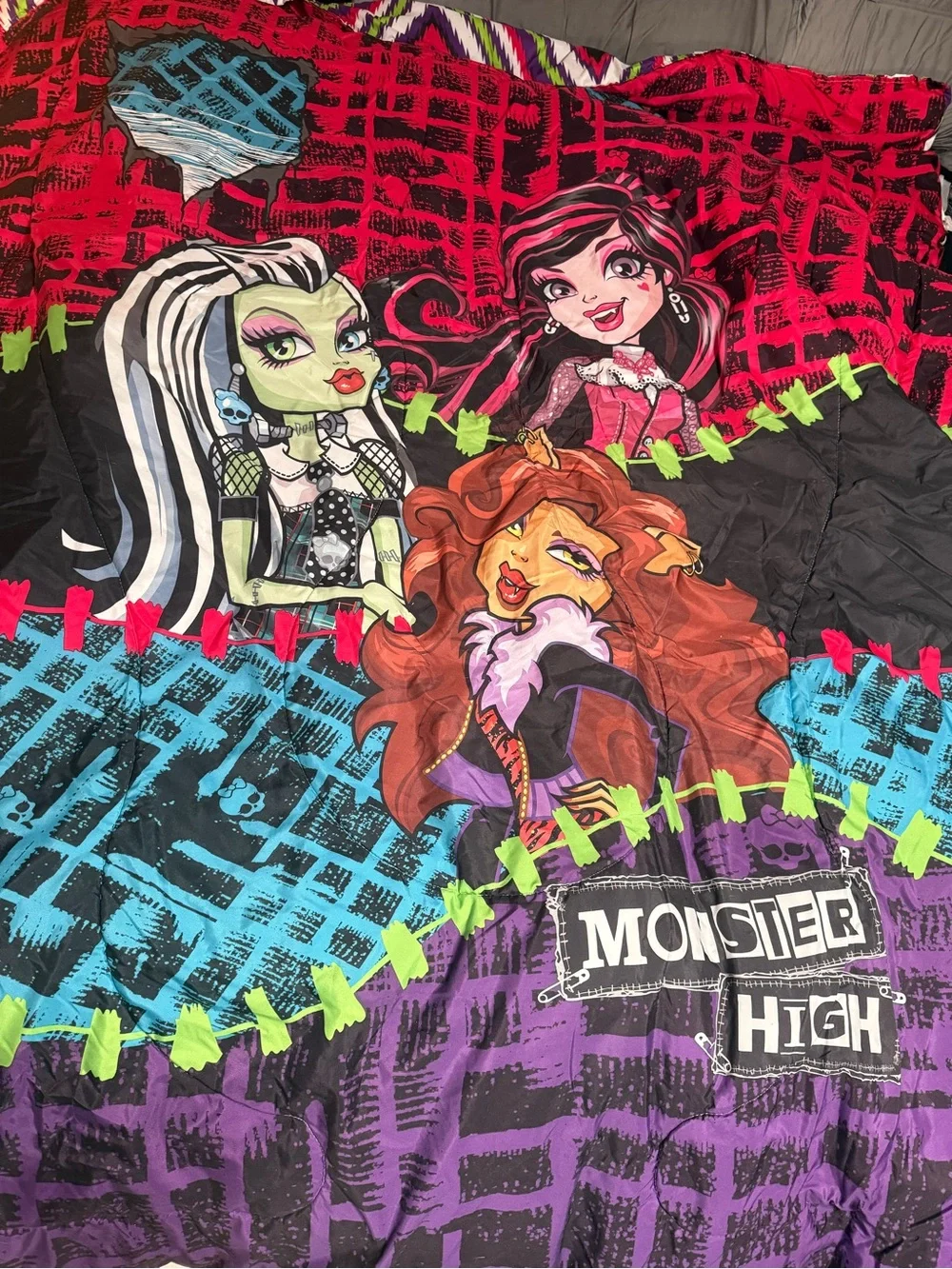 Monster High twin bedset. Comforter, fitted sheet, top sheet, pillowcase RARE